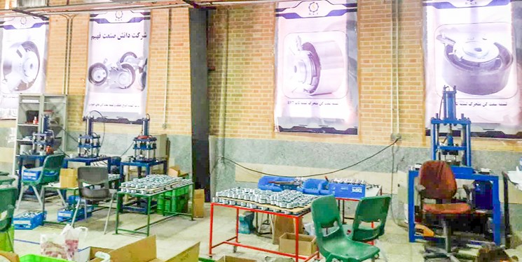 گامی دیگر برای خودکفایی ایران/ تولید قطعات خودرو به همت زوج کارآفرین در همدان